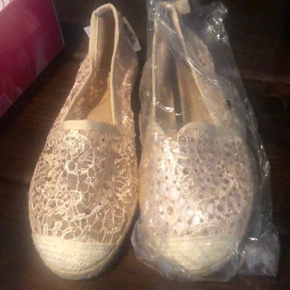 Shoes - Picture 3 of 4